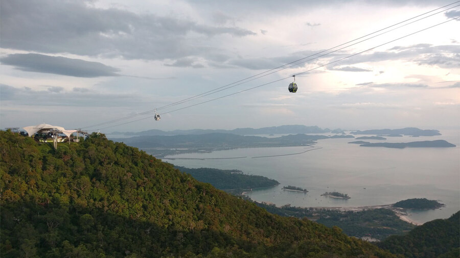 Att åka linbana är en av många saker att göra i Langkawi.