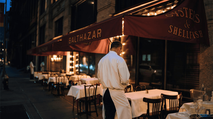 Servitör de bästa restaurangerna i New York En servitör som arbetar på en av de bästa restaurangerna i New York.