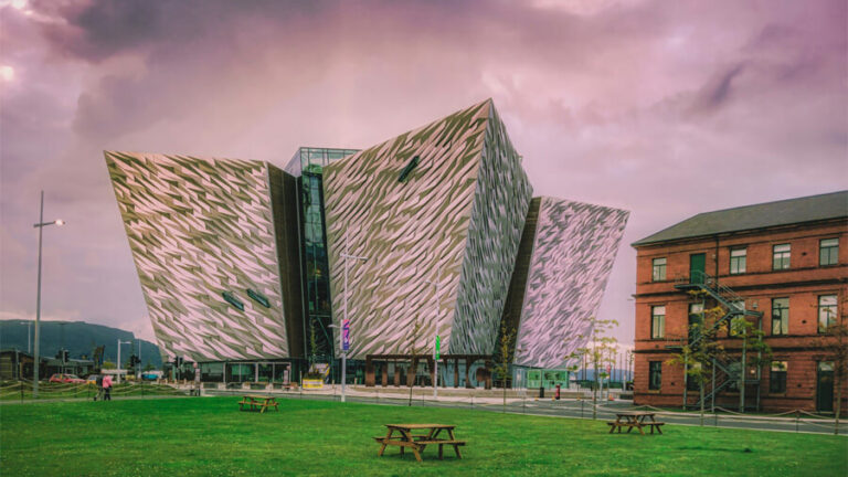 Titanic Belfast kan du besöka på en resa till Belfast.