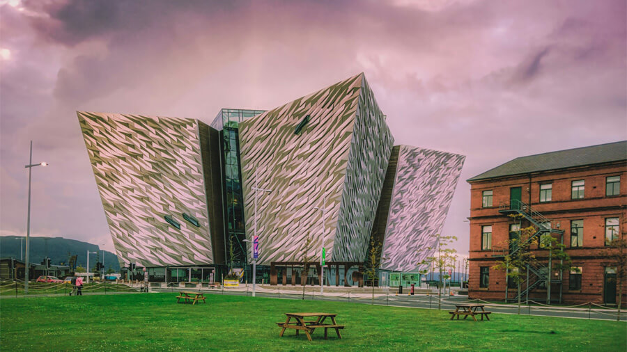 Titanic Belfast kan du besöka på en resa till Belfast.