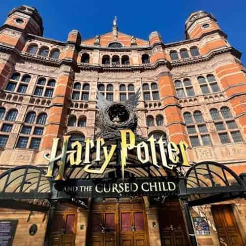 Besök Palace theatre för att uppleva Harry Potter i England.
