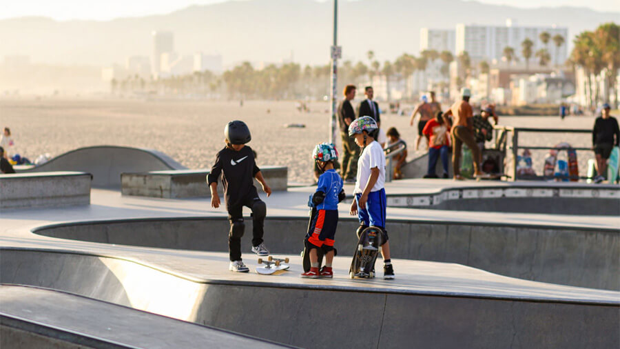 På en resa till Los Angeles med barn kan man åka skateboard.