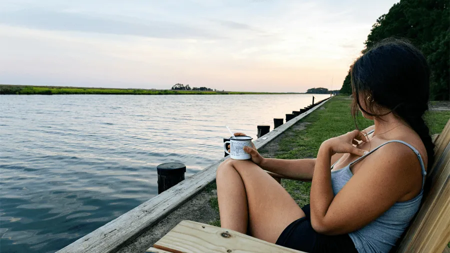 Kvinna som kopplar av vid Chesapeake bay i Maryland.