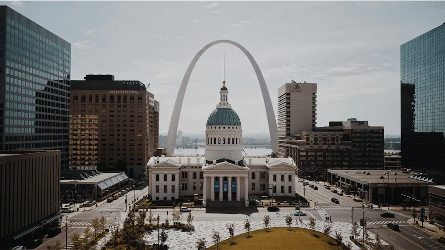 Gateway arch i staden St Louis i Missouri i USA.