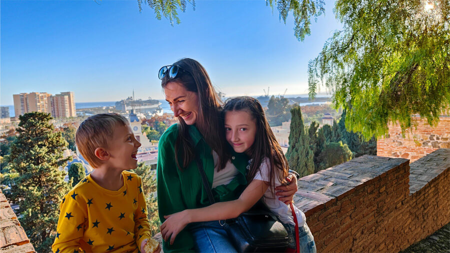 En glad barnfamilj på semester till Spanien.