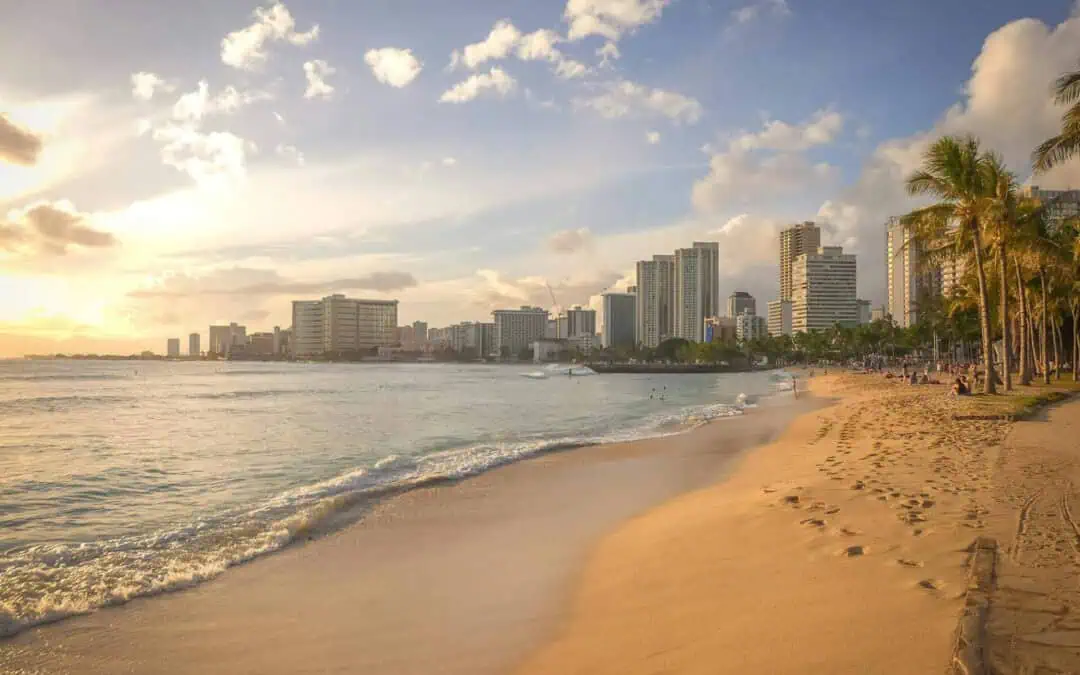 Stad i Hawaii med en sandstrand.