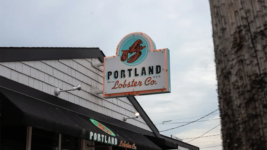 Skylt med en hummer på i Portland i Maine.