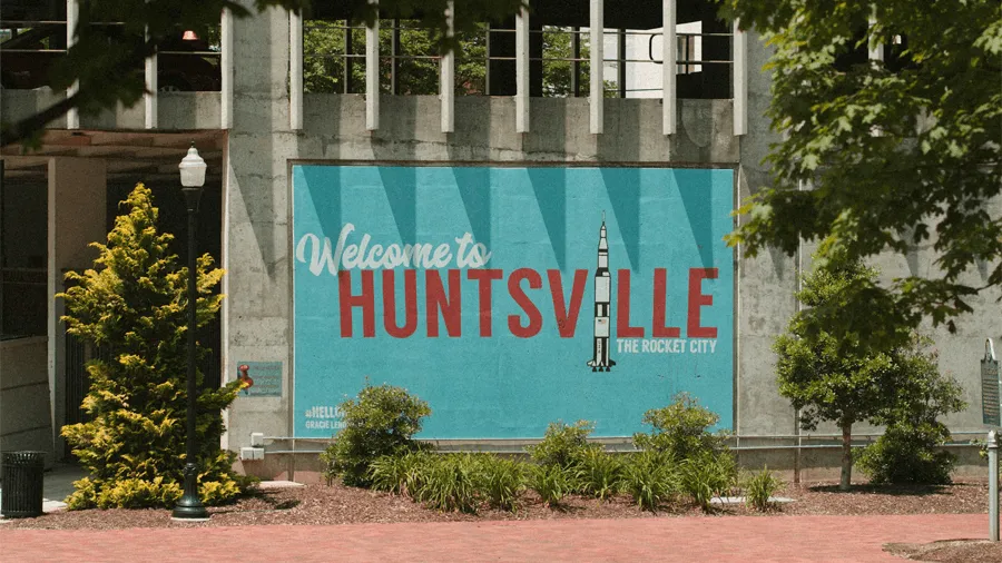 Väggmålning där det står "Welcome to Huntsville, the rocket city".