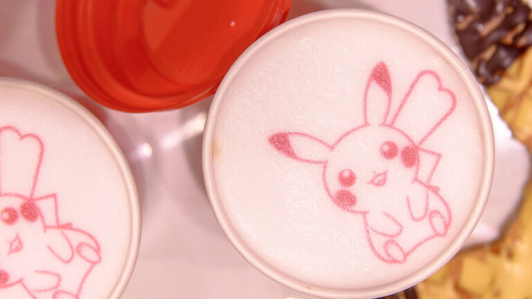 Kaffe med Pikachu motiv.