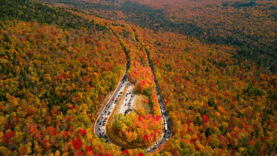 Bilar som kör och har parkerat i Kancamagus Highway.