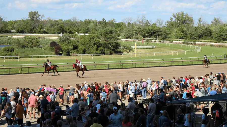 Kentucky derby med en folkmassa.