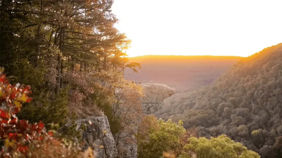 Klippavsats i nationalpark i Arkansas i USA.