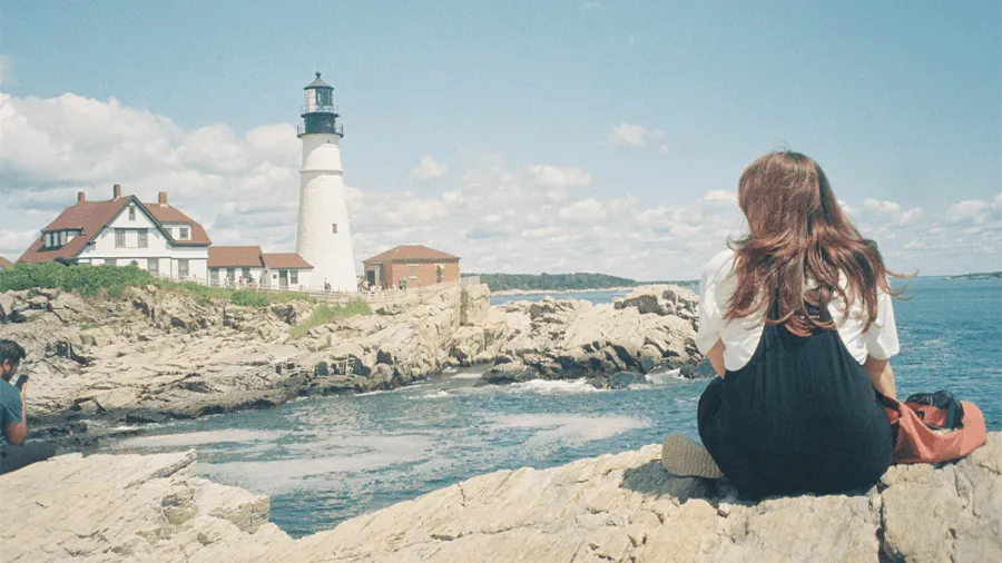 Kvinna och fyr i Portland i Maine.
