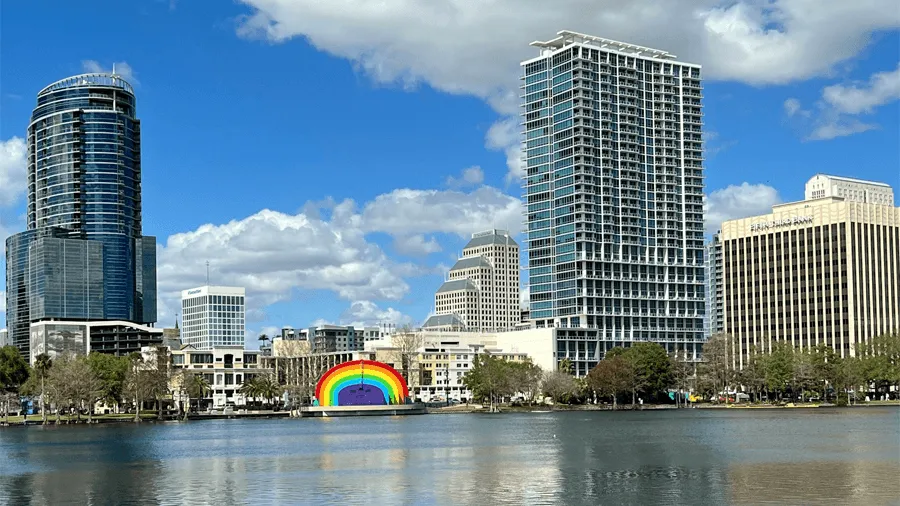 Lake Eola Park och Orlandos skyline.