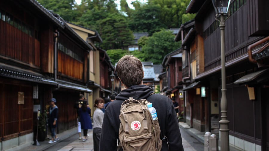 En manlig turist som ska resa i Japan på egen hand.