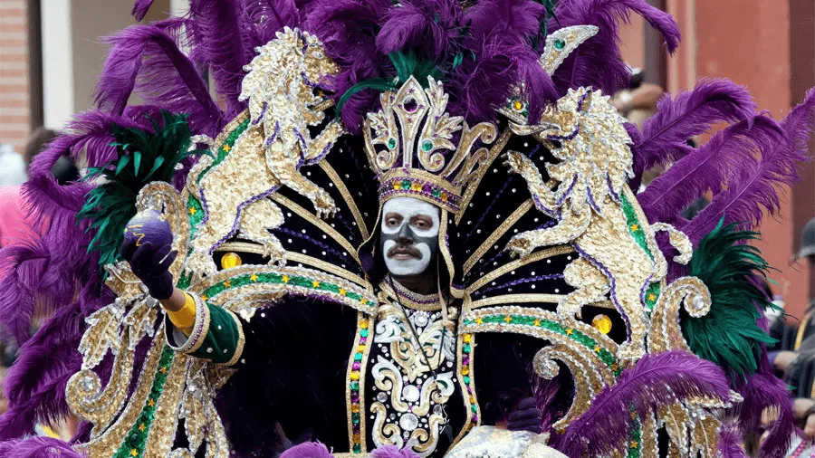 En utklädd man under Mardi gras.