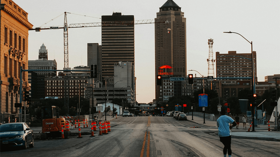 Des Moines i Iowa Stadsmiljö med vägar och byggnader i Des Moines i Iowa.