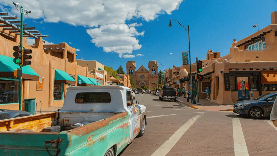 Vägkorsning i Santa Fe i New Mexico.