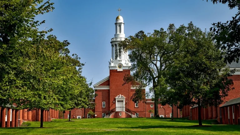 Röd byggnad vid Yale university, ett universitet i Connecticut.