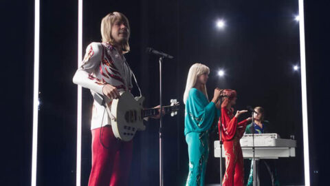ABBA medlemmar som uppträder på scenen på ABBA the voyage.