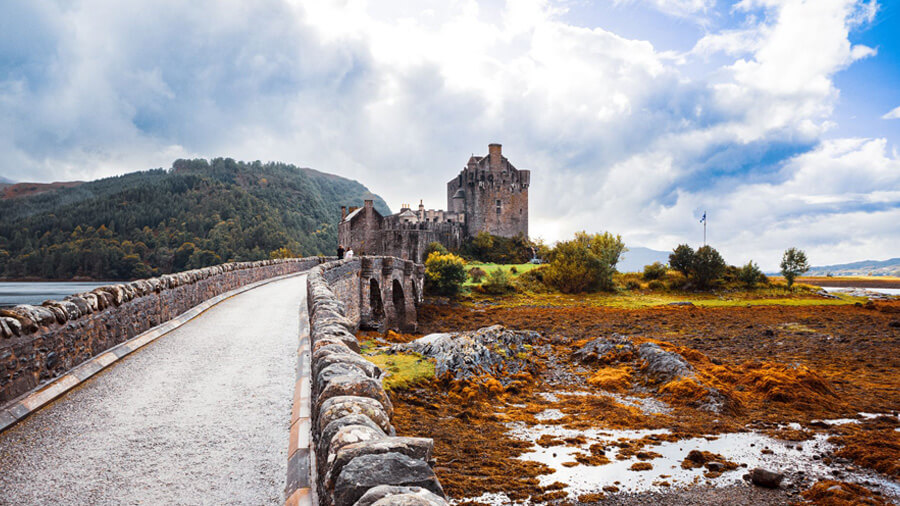 Eilean donan castle kan du besöka på en Skottland resa.
