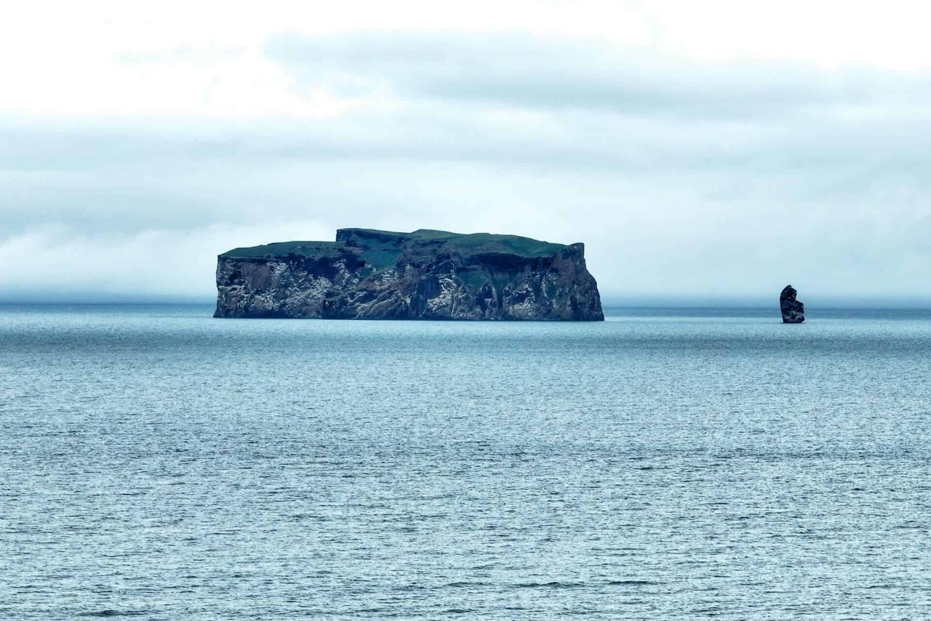 Skagafjördur Skagafjördur är en fjord på norra Island med 3 stycken öar; Drangey, Málmey och Lundey.