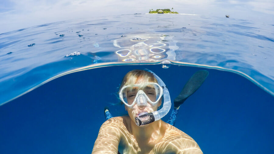 Person med snorkelutrustning under vattnet.
