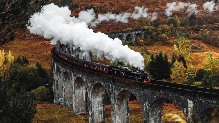 Ett tåg på Glenfinnan viaduct.