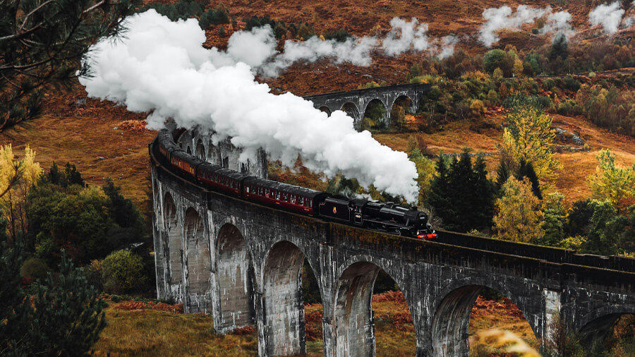 Ett tåg på Glenfinnan viaduct.