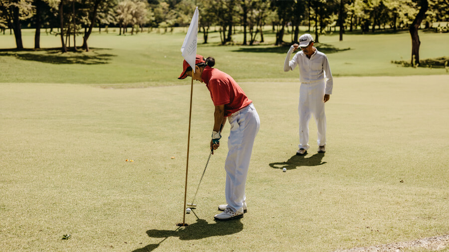 En golfspelare som spelar golf på Seychellerna.