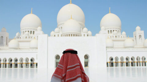 En man med traditionell klädsel i Abu Dhabi.