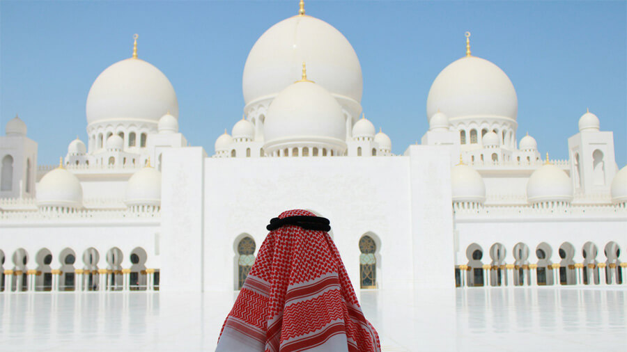 En man med traditionell klädsel i Abu Dhabi.