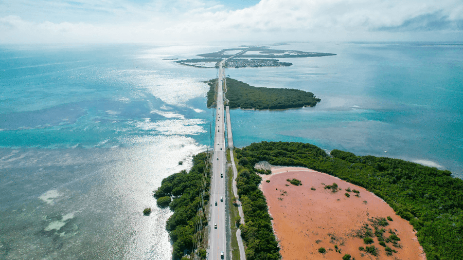 Bilar på en roadtrip i Florida.