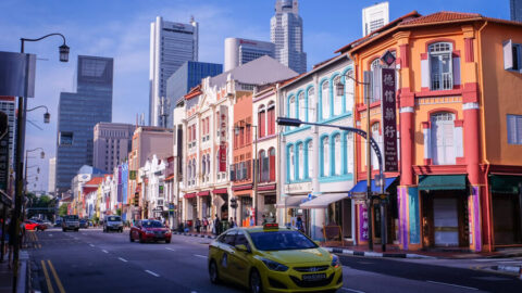 Gata med färgglada hus på Chinatown i Singapore.