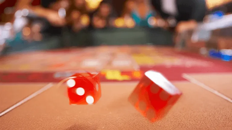Kastade tärningar som används i spel i Las Vegas.