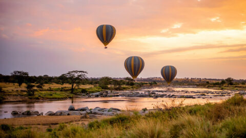 Luftballonger som flyger i Tanzania.