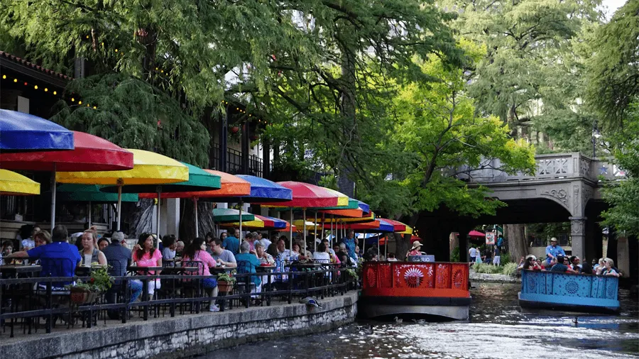 Båtar och uteservering i San Antonio.