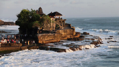 Tanah Lot, en av många sevärdheter på Bali.