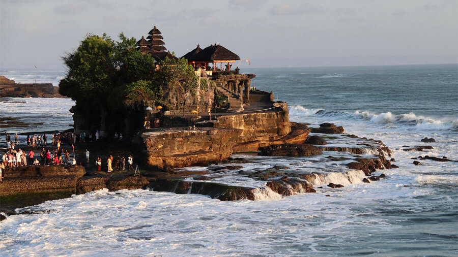 Tanah Lot, en av många sevärdheter på Bali.