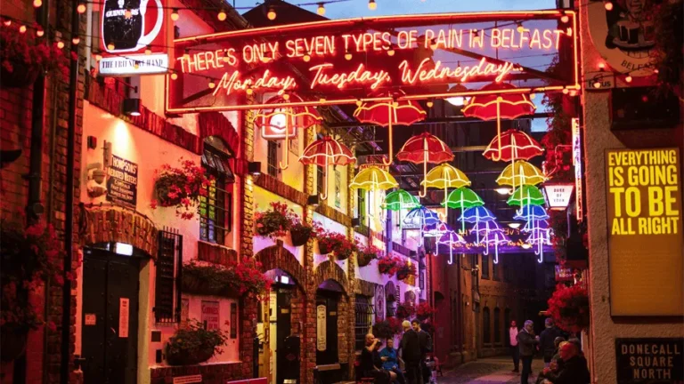 Neonskylt med paraplyer i staden Belfast.