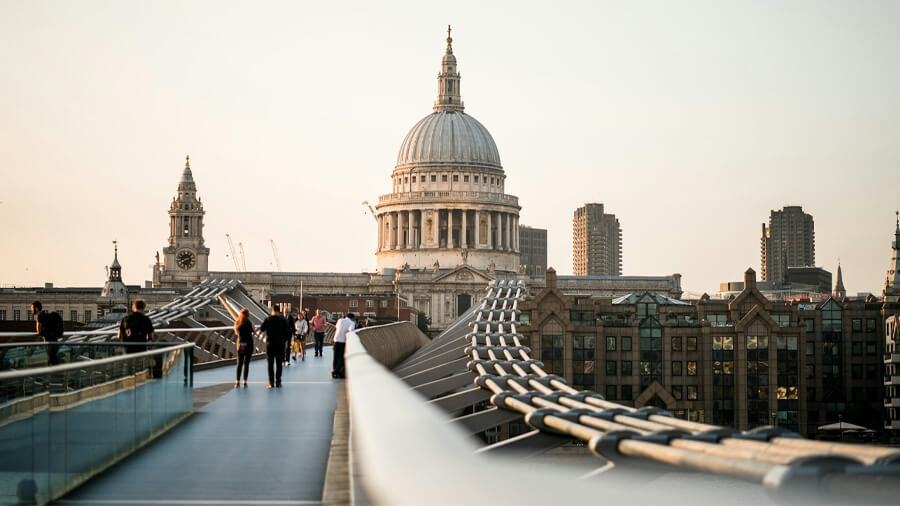Boka konferensresa till London och se Millenium Bridge.