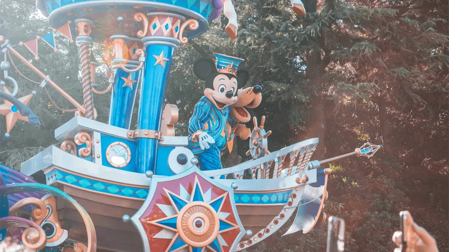 Disneyland i Tokyo, en av många barnvänliga resmål utanför Europa.