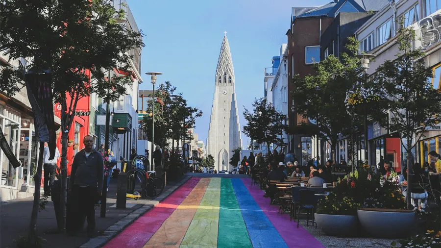 Hallgrimskirkja och regnbågsvägen som leder upp mot den.