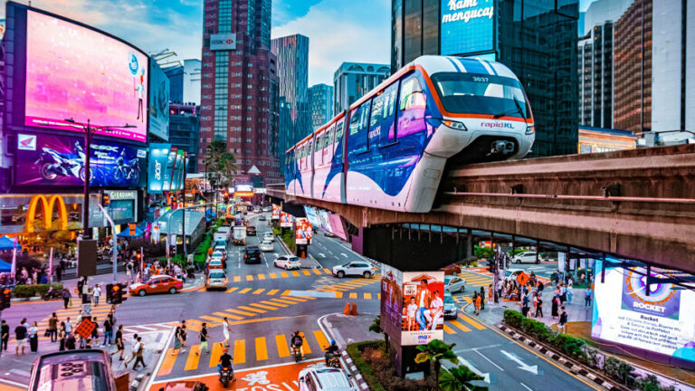 Neonskyltar och tågbana i Kuala Lumpur.