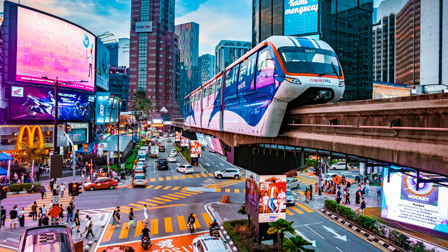 Neonskyltar och tågbana i Kuala Lumpur.