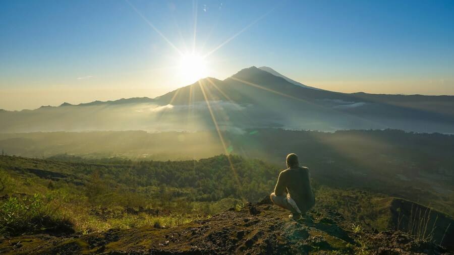 Person som vandrar vid Mount Batur.