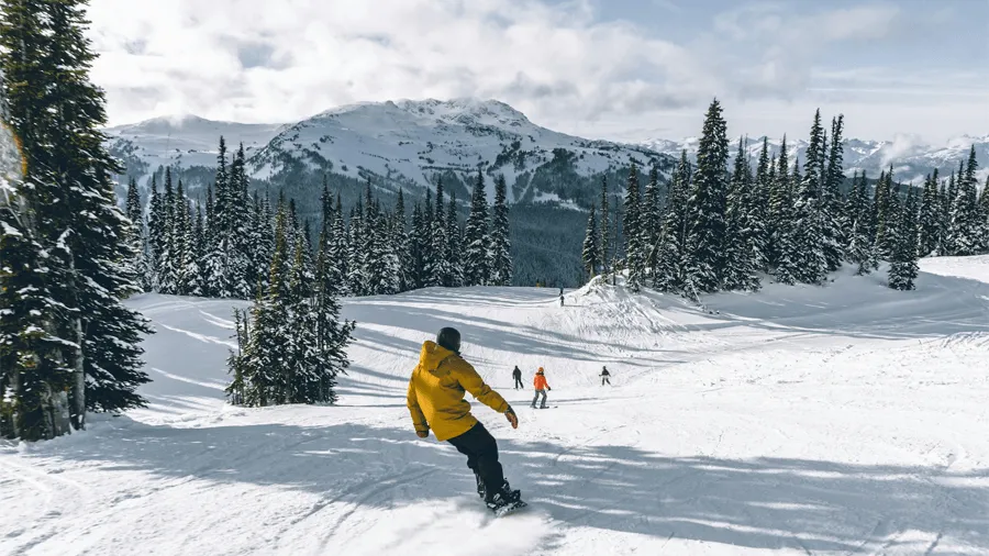 Personer som åker snowboard och skidor i Kanada.