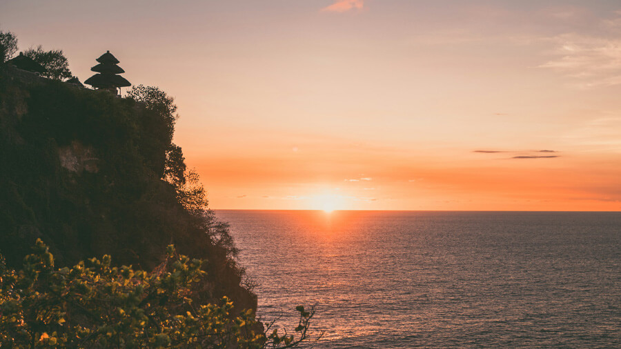 Solnedgången kan du se på en semester i Bali.