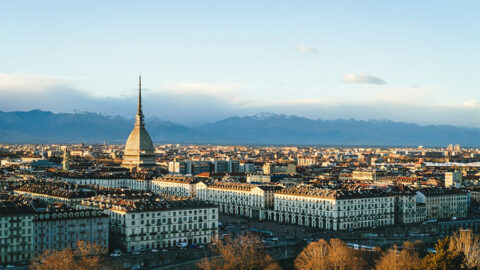 Turin med Mole Antonelliana och Alperna i horisonten