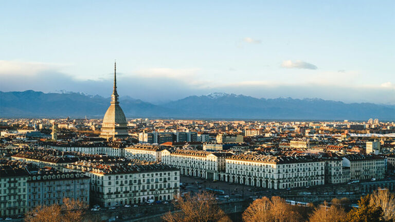 Turin med Mole Antonelliana och Alperna i horisonten